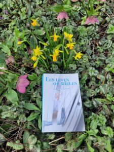 Foto bij de recensie van Daniëlle Gemmel - Een leven op wielen tussen een voorjaarsbloembed